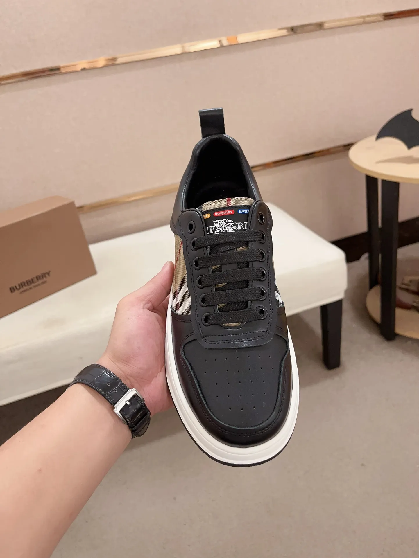 Men's shoes💰: 400💰🇮🇹🇮🇹The counters are synchronized with BURBERRY's top purchasing agents🔍🔍Synchronized sales. Positive code number: 38-44. Italian imported cowhide with official website fabric. Fully imported sheepskin lining, sole: original sole provided by the original factory, exclusive movable molded sole, super comfortable, original factory follow-up goods, 🔍🔍high quality, you can enter and leave the counter at will, welcome to compare (can be customized 45)